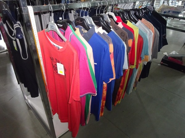 5#5425 Abbigliamento e arredi da negozio in vendita - foto 130