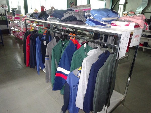 5#5425 Abbigliamento e arredi da negozio in vendita - foto 132