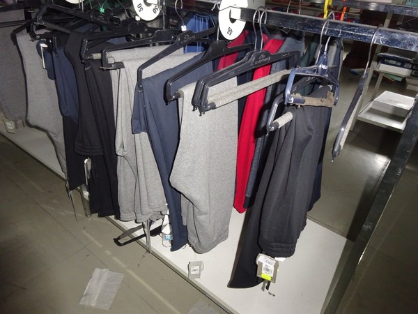 5#5425 Abbigliamento e arredi da negozio in vendita - foto 134