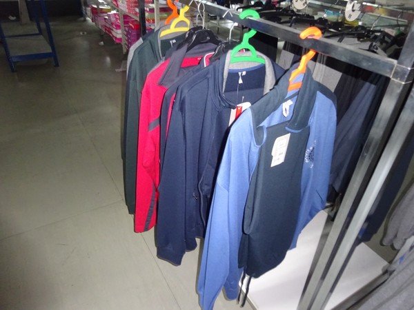 5#5425 Abbigliamento e arredi da negozio in vendita - foto 135