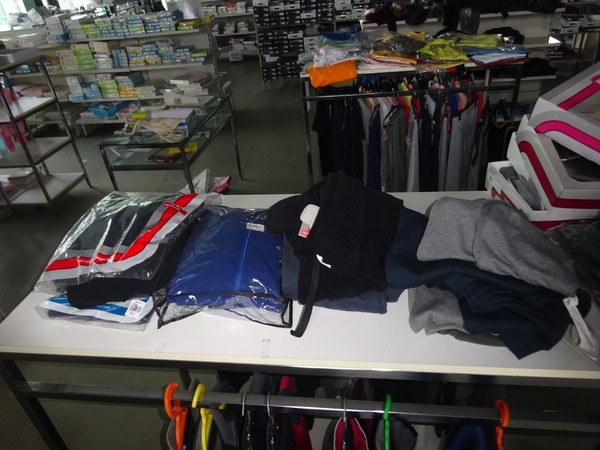 5#5425 Abbigliamento e arredi da negozio in vendita - foto 137