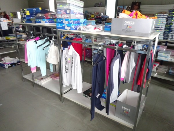 5#5425 Abbigliamento e arredi da negozio in vendita - foto 138