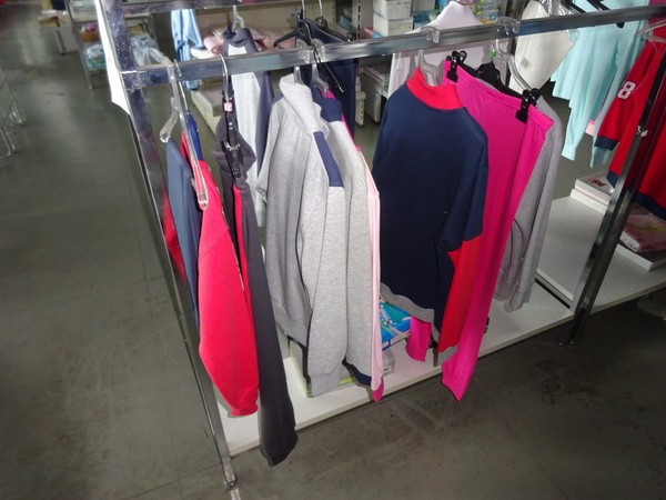 5#5425 Abbigliamento e arredi da negozio in vendita - foto 139