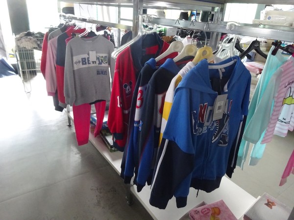 5#5425 Abbigliamento e arredi da negozio in vendita - foto 140