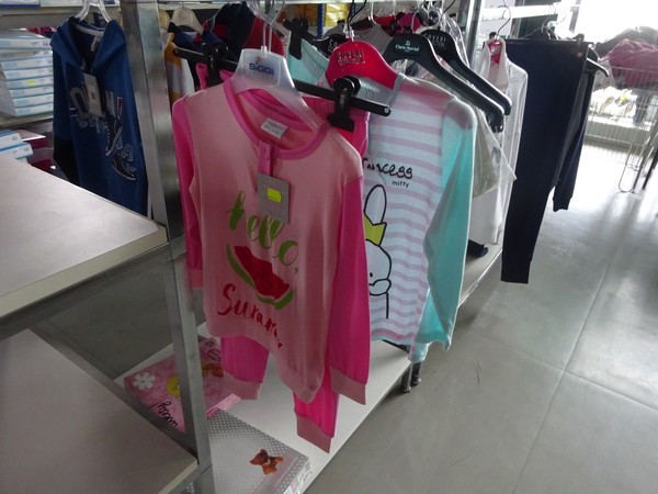 5#5425 Abbigliamento e arredi da negozio in vendita - foto 141