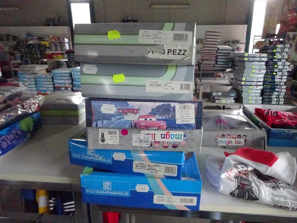 5#5425 Abbigliamento e arredi da negozio in vendita - foto 143