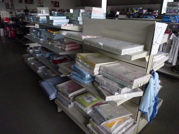 5#5425 Abbigliamento e arredi da negozio in vendita - foto 146