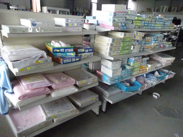 5#5425 Abbigliamento e arredi da negozio in vendita - foto 147