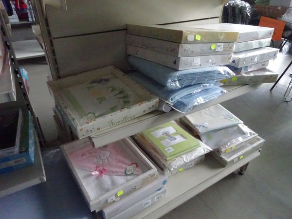 5#5425 Abbigliamento e arredi da negozio in vendita - foto 157