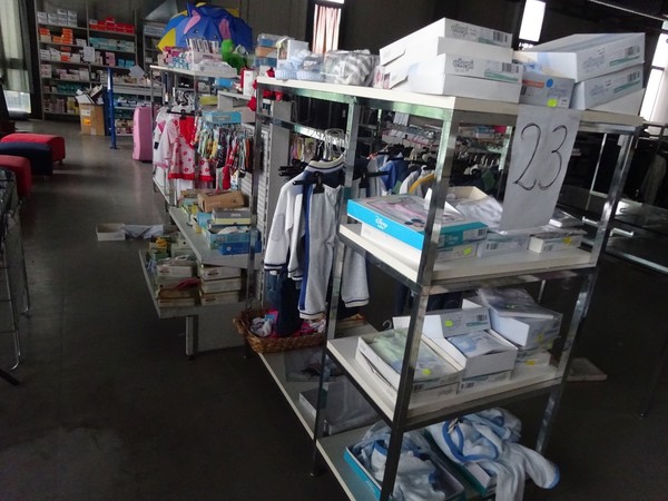 5#5425 Abbigliamento e arredi da negozio in vendita - foto 158