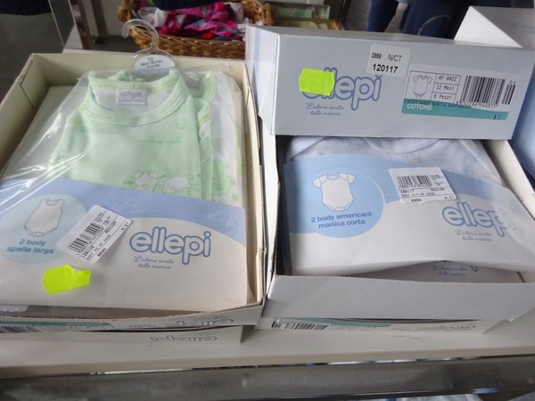 5#5425 Abbigliamento e arredi da negozio in vendita - foto 169