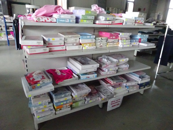 5#5425 Abbigliamento e arredi da negozio in vendita - foto 171