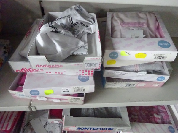 5#5425 Abbigliamento e arredi da negozio in vendita - foto 174