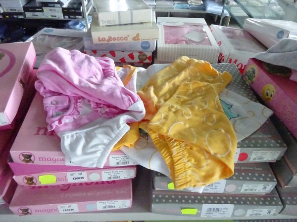 5#5425 Abbigliamento e arredi da negozio in vendita - foto 177