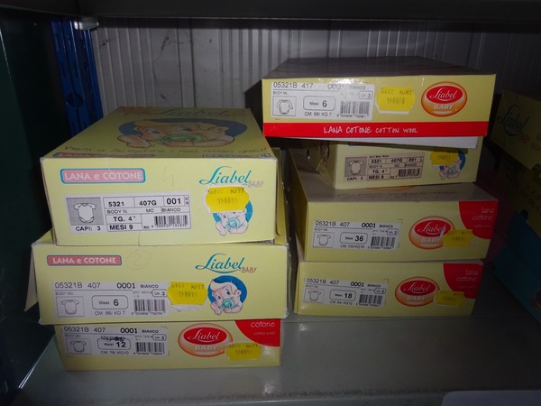 5#5425 Abbigliamento e arredi da negozio in vendita - foto 182