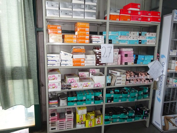 5#5425 Abbigliamento e arredi da negozio in vendita - foto 194