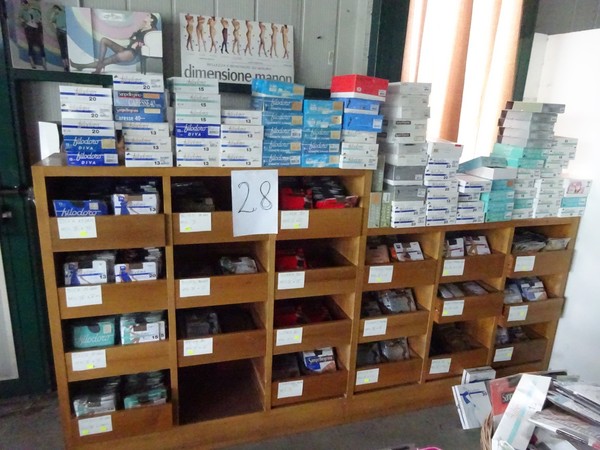 5#5425 Abbigliamento e arredi da negozio in vendita - foto 201