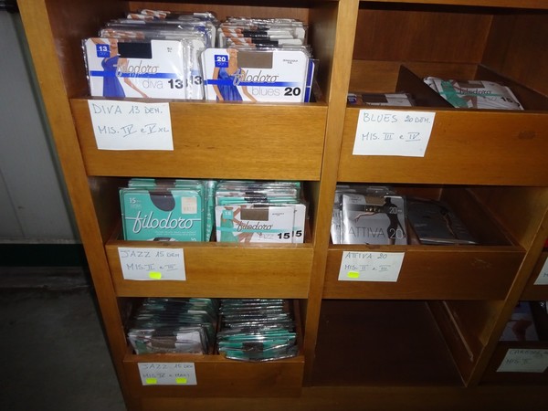 5#5425 Abbigliamento e arredi da negozio in vendita - foto 205