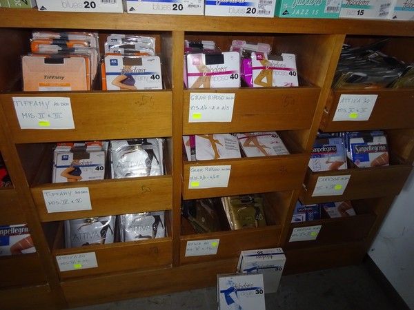 5#5425 Abbigliamento e arredi da negozio in vendita - foto 206