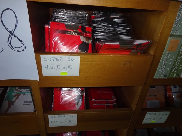 5#5425 Abbigliamento e arredi da negozio in vendita - foto 207