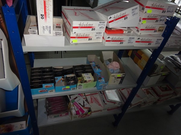 5#5425 Abbigliamento e arredi da negozio in vendita - foto 217