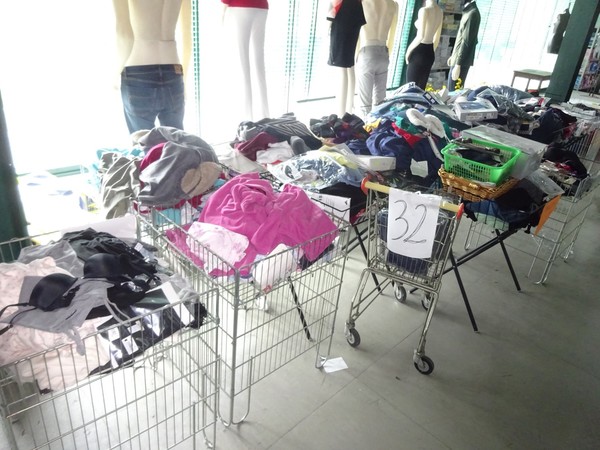 5#5425 Abbigliamento e arredi da negozio in vendita - foto 232