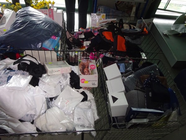 5#5425 Abbigliamento e arredi da negozio in vendita - foto 236