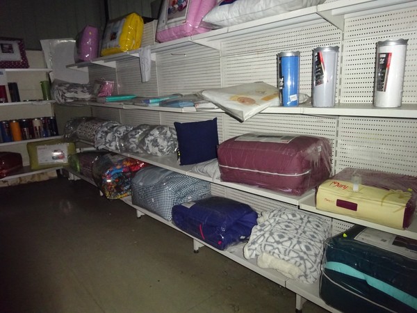 5#5425 Abbigliamento e arredi da negozio in vendita - foto 247