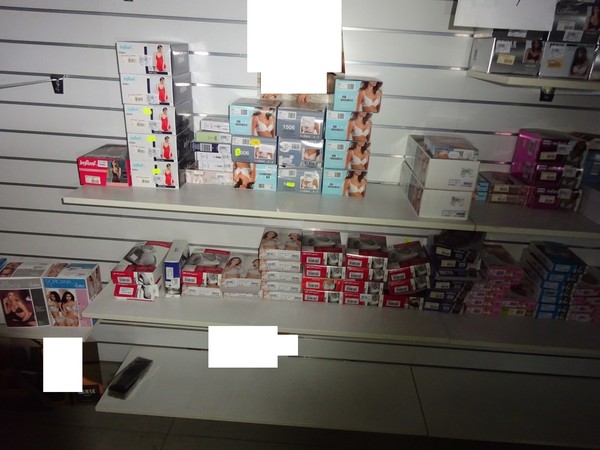 5#5425 Abbigliamento e arredi da negozio in vendita - foto 257