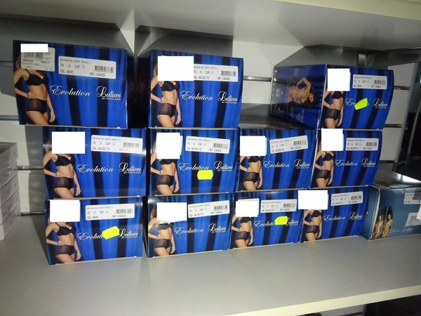 5#5425 Abbigliamento e arredi da negozio in vendita - foto 260