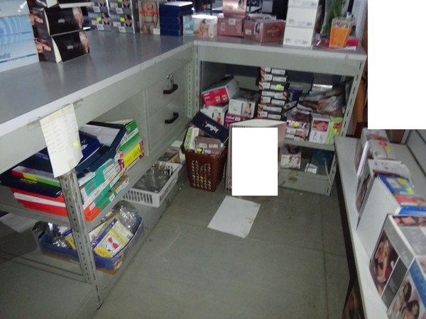 5#5425 Abbigliamento e arredi da negozio in vendita - foto 264