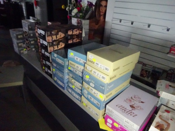 5#5425 Abbigliamento e arredi da negozio in vendita - foto 265