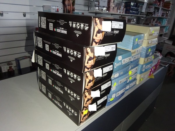 5#5425 Abbigliamento e arredi da negozio in vendita - foto 266