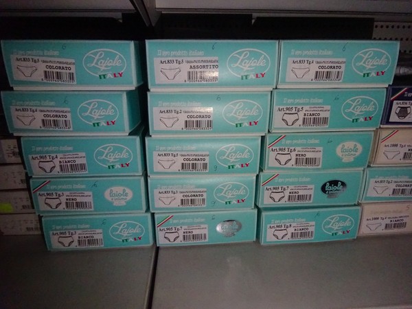 5#5425 Abbigliamento e arredi da negozio in vendita - foto 267