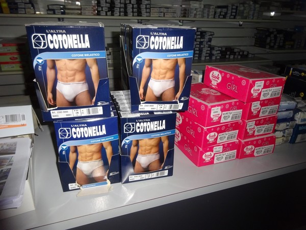 5#5425 Abbigliamento e arredi da negozio in vendita - foto 274