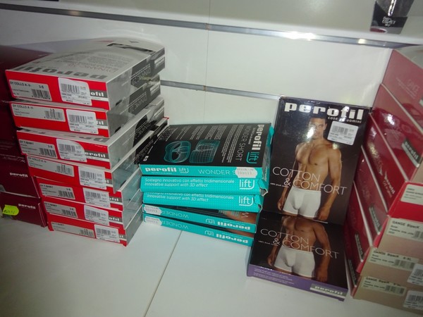 5#5425 Abbigliamento e arredi da negozio in vendita - foto 278
