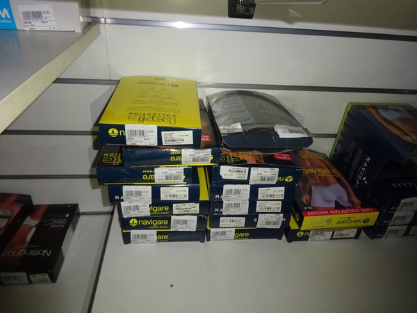 5#5425 Abbigliamento e arredi da negozio in vendita - foto 281