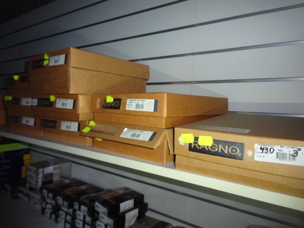 5#5425 Abbigliamento e arredi da negozio in vendita - foto 282
