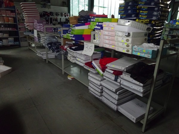 5#5425 Abbigliamento e arredi da negozio in vendita - foto 288