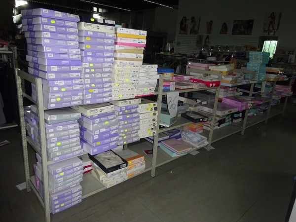 5#5425 Abbigliamento e arredi da negozio in vendita - foto 290