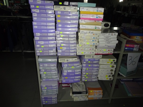 5#5425 Abbigliamento e arredi da negozio in vendita - foto 291