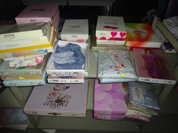 5#5425 Abbigliamento e arredi da negozio in vendita - foto 293