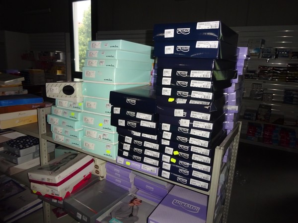 5#5425 Abbigliamento e arredi da negozio in vendita - foto 295
