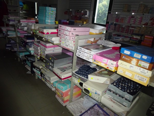 5#5425 Abbigliamento e arredi da negozio in vendita - foto 296