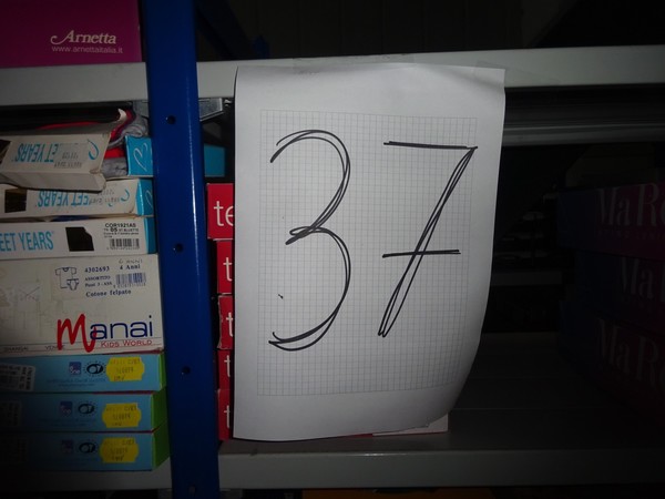 5#5425 Abbigliamento e arredi da negozio in vendita - foto 303