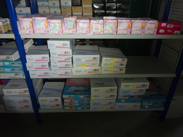 5#5425 Abbigliamento e arredi da negozio in vendita - foto 307