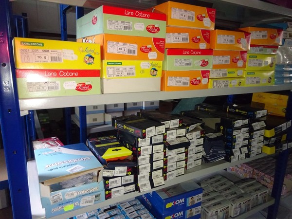 5#5425 Abbigliamento e arredi da negozio in vendita - foto 310