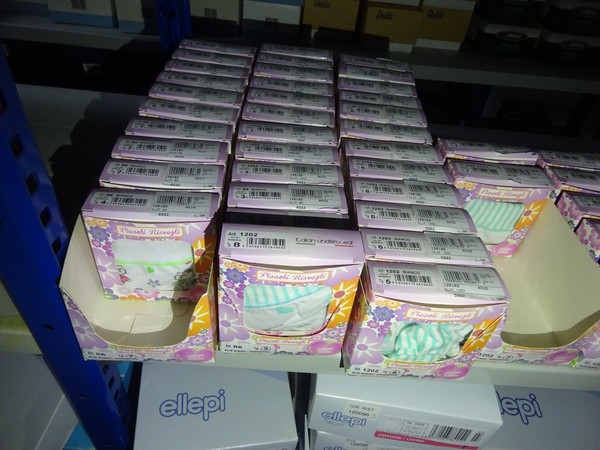 5#5425 Abbigliamento e arredi da negozio in vendita - foto 312