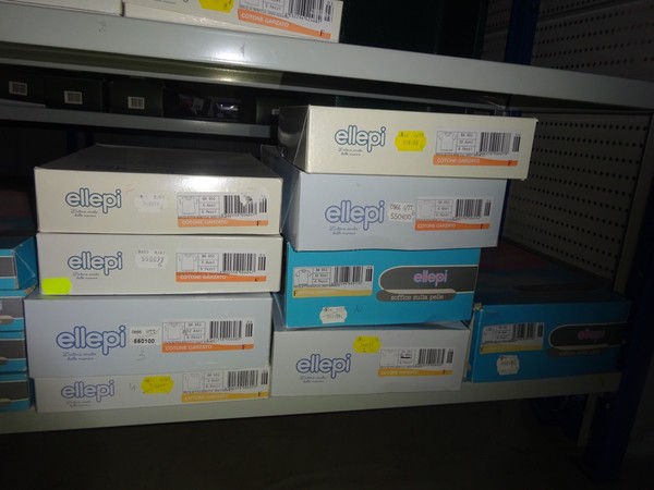 5#5425 Abbigliamento e arredi da negozio in vendita - foto 314