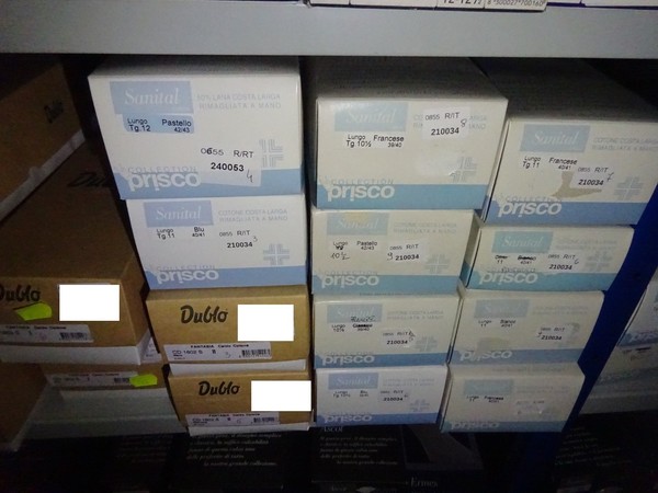 5#5425 Abbigliamento e arredi da negozio in vendita - foto 318